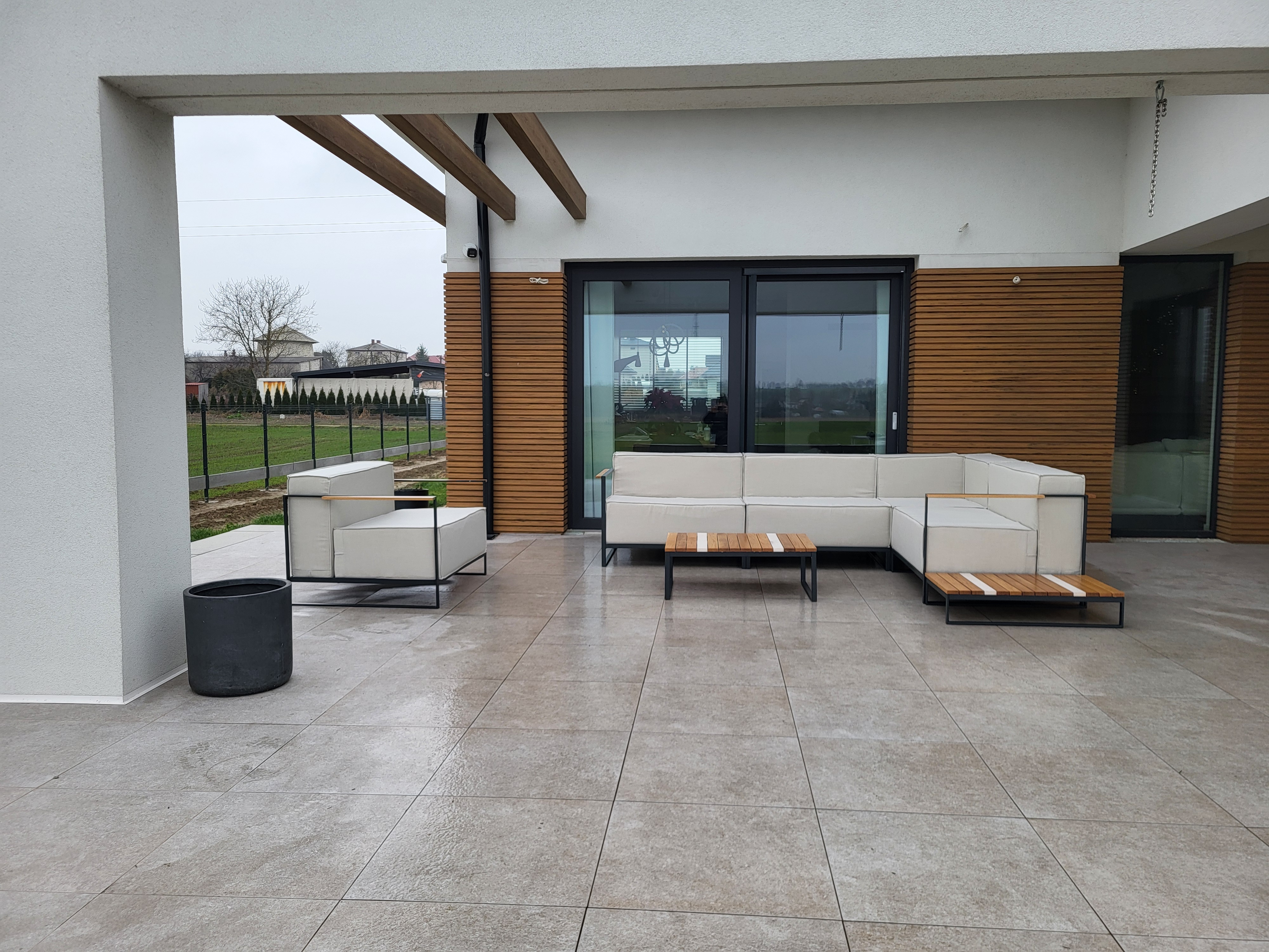 Zestaw mebli tarasowych na dużym tarasie